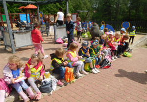 grupa dzieci na placu zabaw