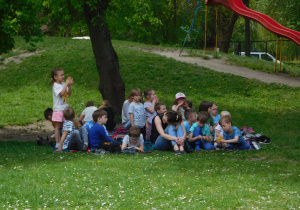 dzieci podczas zawodów sportowych w ogrodzie