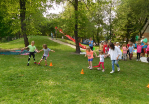 dzieci podczas zawodów sportowych w ogrodzie