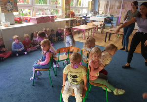 dzieci w sali podczas zabawy z DJ w konkursie z krzesełkami
