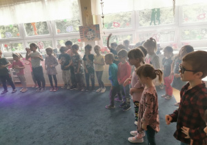 dzieci w sali podczas zabawy z DJ i sztucznego dymu