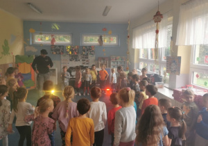 dzieci w sali podczas zabawy z DJ i sztucznego dymu