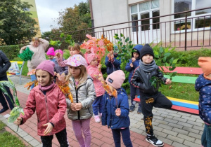 grupa dzieci podczas zabawy w ogródku przedszkola