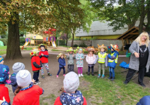 grupa dzieci podczas zabawy w ogródku przedszkola