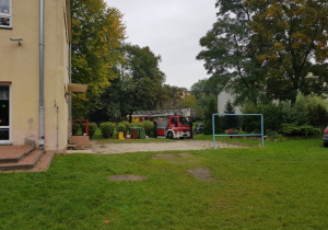 wóz strażacki wjeżdzający na teren przedszkola