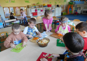 dzieci krojące składniki sałatki