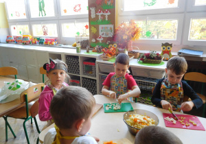 dzieci krojące składniki sałatki