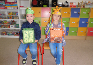 dzieci z urodzinowymi opaskami na głowach w sali przedszkolnej