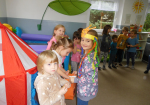dzieci w sali przedszkolnej podczas urodzin