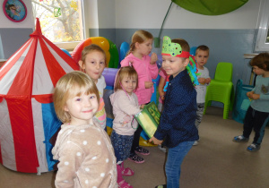 dzieci w sali przedszkolnej podczas urodzin