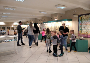 grupa dzieci w muzeum przy gablotach z eksponatami