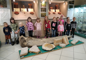grupa dzieci w Muzeum z eksponatami