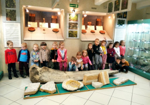 grupa dzieci w Muzeum z eksponatami