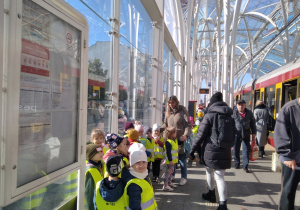 grupa dzieci na przystanku tramwajowym w centrum Łodzi