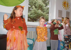 dzieci w jesiennych strojach na balu
