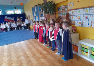 grupa dzieci ubrana w stroje ułanów w sali przedszkolnej