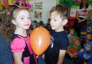 dzieci podczas konkursu z balonami