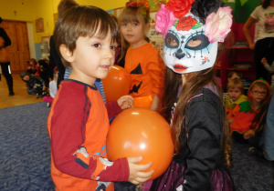 dzieci podczas konkursu z balonami