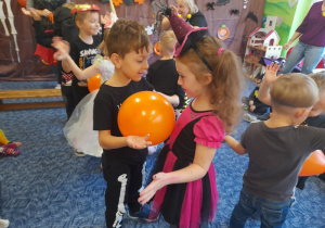 dzieci trzymające balon podczas tańca