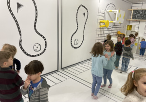 dzieci podczas zwiedzania wystawy w Port-Ikea