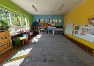 przestronna i wygodna sala grupy IV, wyposażona w tablicę multimedialną