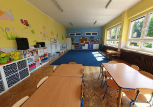 przestronna sala grupy III, wyposażona w nowoczesny monitor dotykowy do pracy multimedialnej