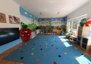 nowoczesna, przestronnna i przytulna sala grupy II wyposażona w nowoczesny monitor dotykowy do pracy multimedialnej