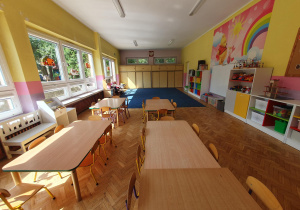 ciepoła i przestronnna sala grupy I z dodatkową sypialnią dla maluszków